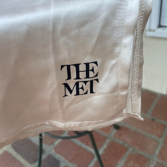 PacSun x THE MET Cream satin midi skirt with side slit sz xs / small snag in it - Picture 7 of 9